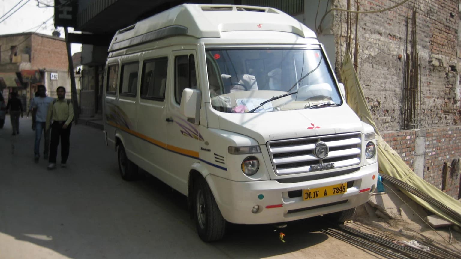 Force Traveller का सामने से दृश्य, मार्च 2013 का संग्रह फोटो