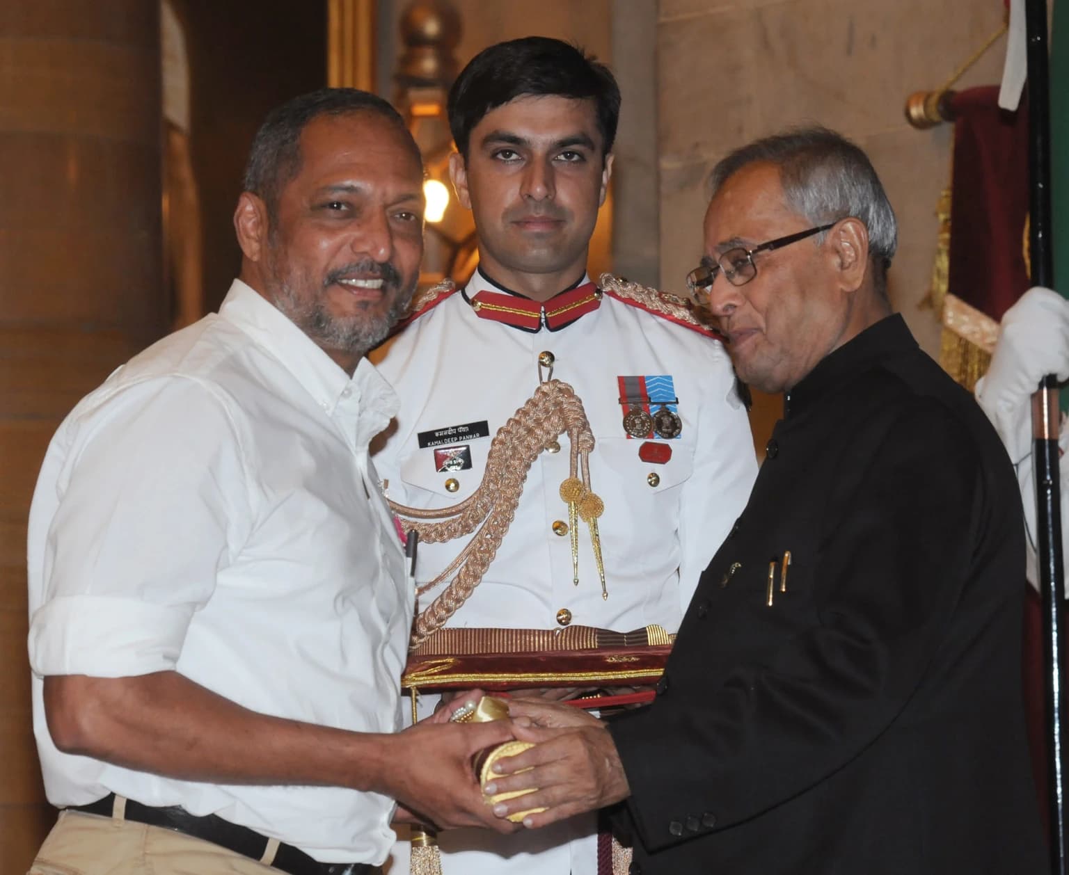 राष्ट्रपति प्रणब मुखर्जी से 20 अप्रैल 2013 को पद्म श्री लेते नाना पाटेकर की फाइल फोटो