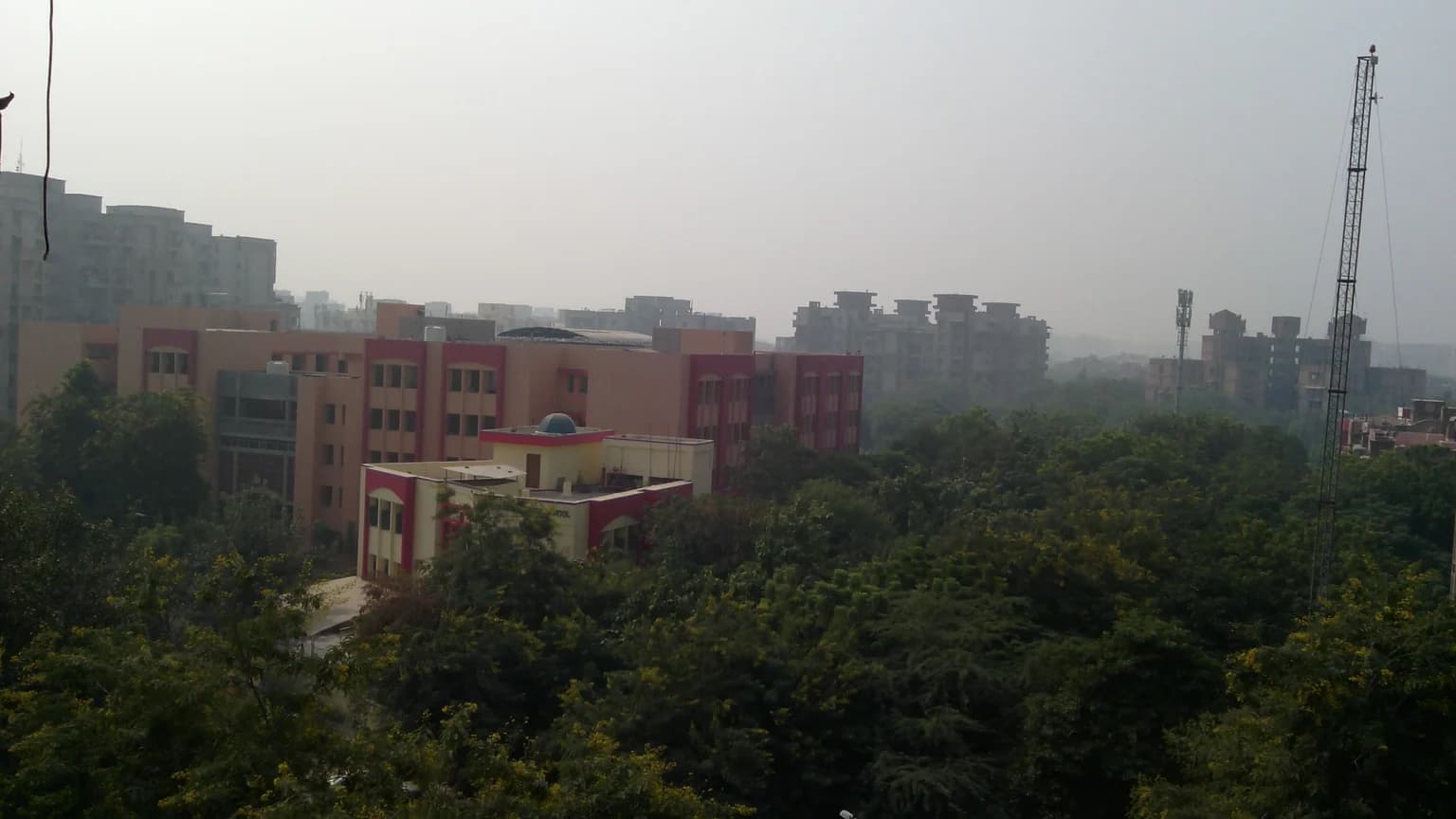 दिल्ली के एक इलाके का धुंधला दृश्य, 2 नवंबर 2017 का संग्रह फोटो