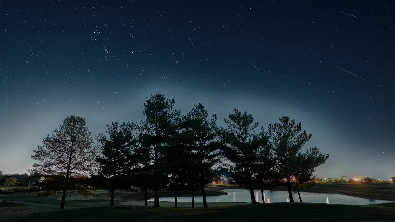 Jim Vajda की 23 अक्टूबर 2020 की Orionid उल्काओं की संयुक्त फाइल तस्वीर, Ohio में ली गई
