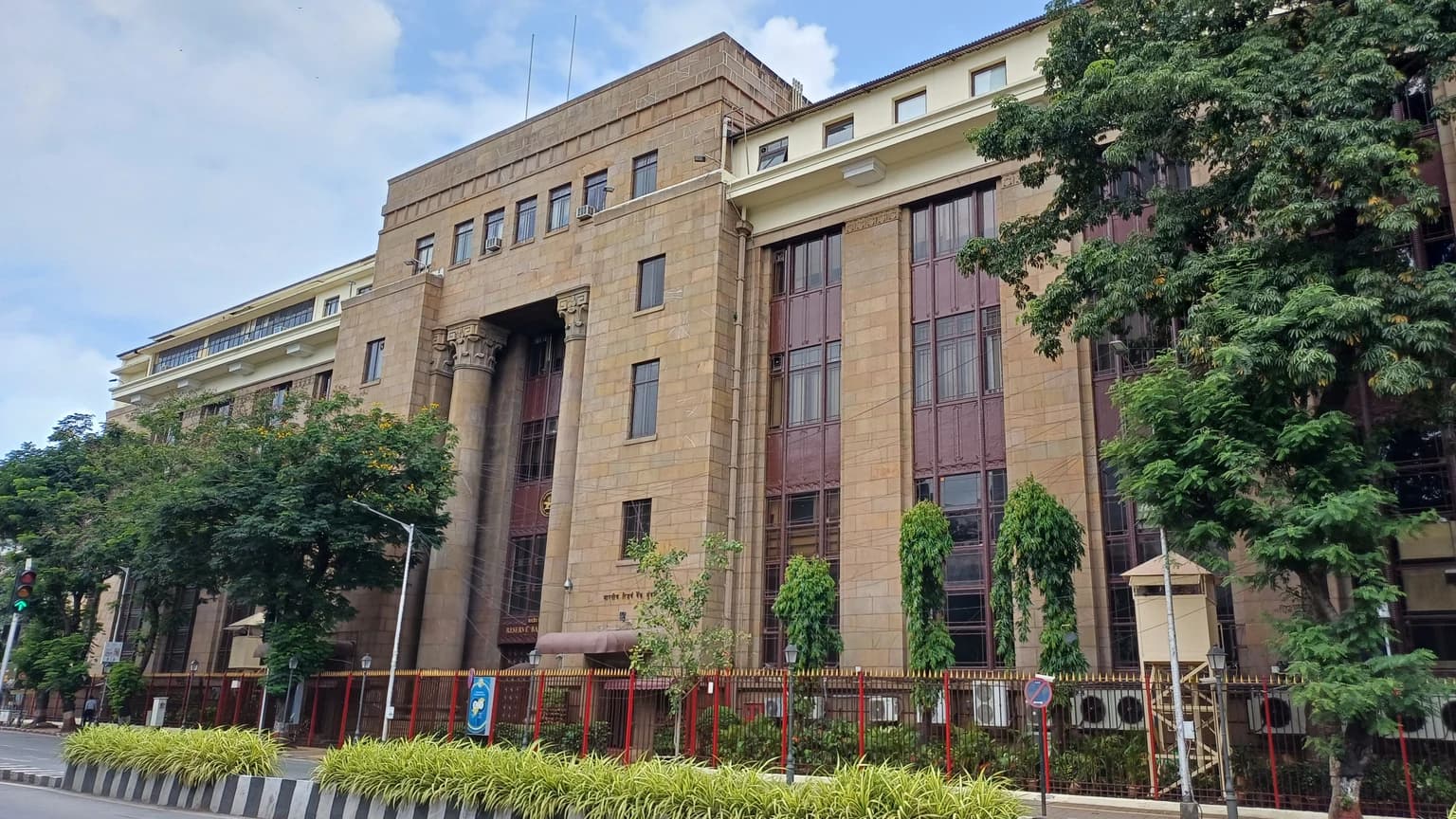 RBI मुंबई मुख्यालय की इमारत, सितंबर 2024 का संग्रह फोटो
